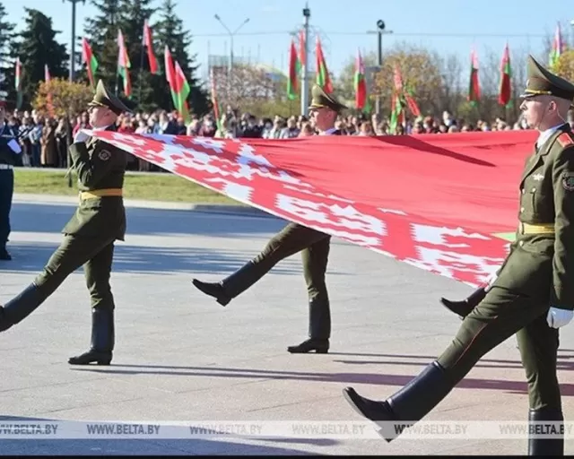 ОАО "Моготекс" изготовил флаг для шествия, приуроченного ко Дню Государственной символики Республики Беларусь